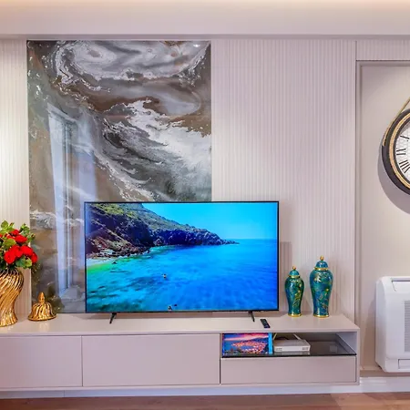Golden Pearl Apartment *
